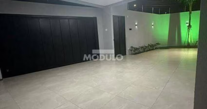 CASA COM FINO ACABAMENTO