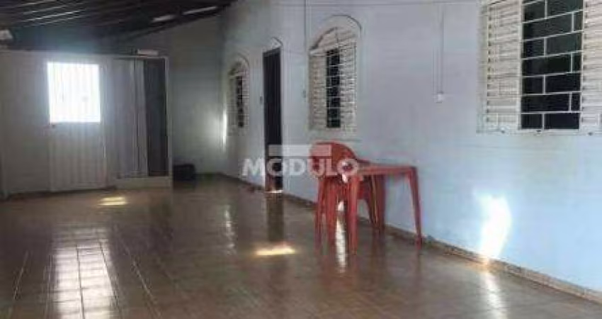 CASA COMERCIAL / RESIDENCIAL à venda, 3 quartos, 1 suíte, 2 vagas, Segismundo Pereira - Uberlândia/MG