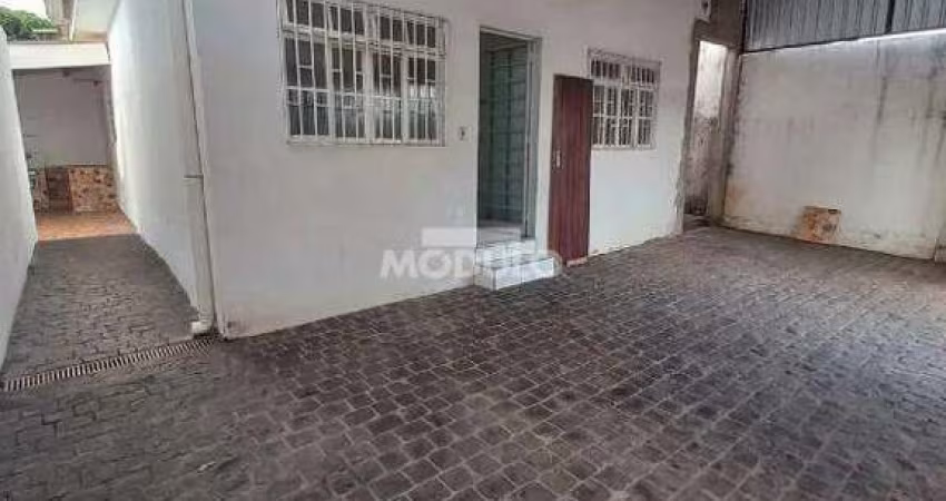 Casa residencial para locação bairro Nossa Senhora Aparecida com 3 quartos