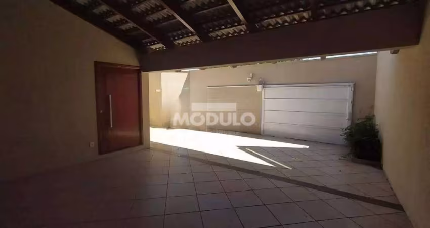 Casa residencial para locação, bairro Jardim Karaiba com 3 quartos