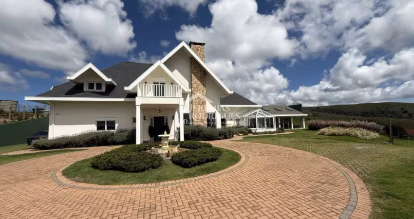 Casa à venda com 4 suítes no Condomínio Jardim Monte Belo em Campos do Jordão/SP.