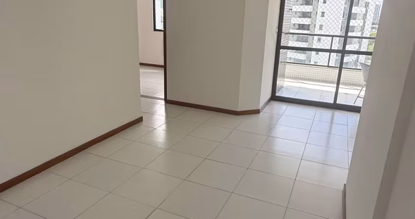 Apartamento a venda no itaigara com 2 quartos armarios e varanda na alameda garret