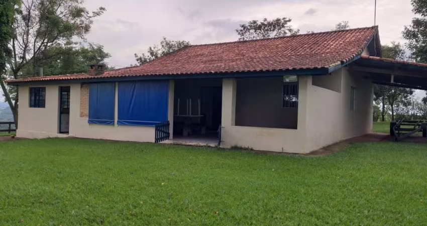 Sítio 25 Alqueires 11 Alqueires c/Eucalipto,3 Reserva e Grota,11 Pasto,800mts Asfalto,Casa Sede 2 Dorms 1 Suíte,wc,Área de Churrasqueira,Casa Caseiro,