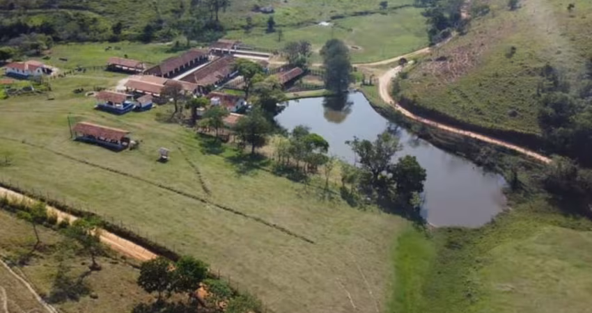 FAZENDA A VENDA NA REGIÃO DE SÃO JOSÉ DOS CAMPOS-SP ??  Localizada entre os municípios de Caçapava e Jambeiro SP  Área Total 115 Alqueires 80% Pasto