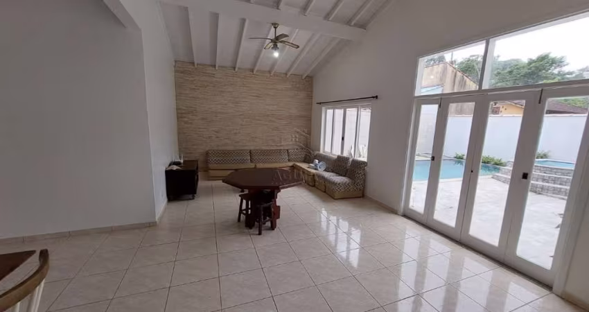 Casa em condomínio fechado à venda ou locação com 4 suítes!