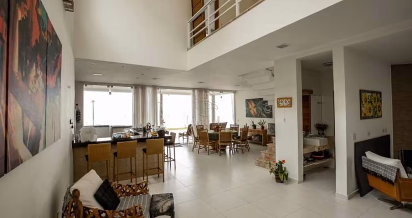 Casa pé na areia de alto padrão em condomínio fechado em Ubatuba!