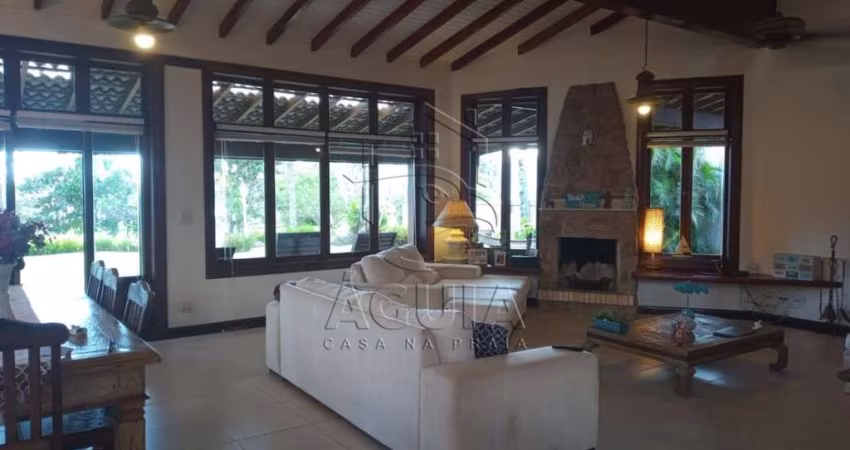 Casa pé na areia na Praia da Lagoinha em condomínio alto padrão!
