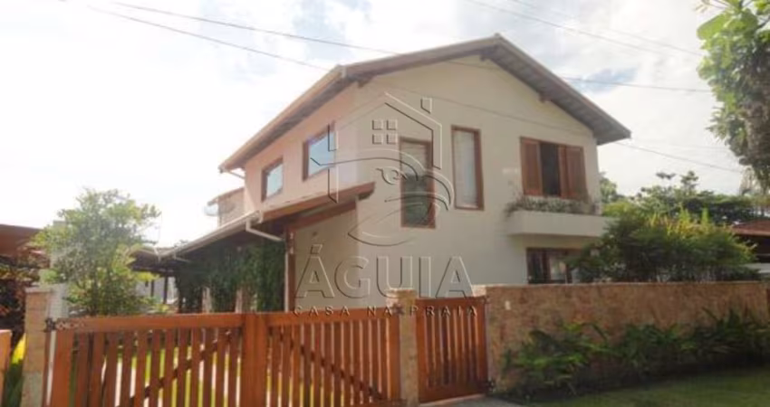 Casa em condomínio à venda pertinho da praia do Lazaro em Ubatuba!