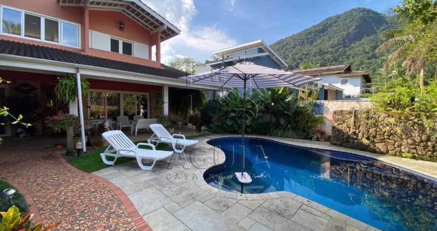 Casa de condomínio à venda na praia do Lázaro em Ubatuba!