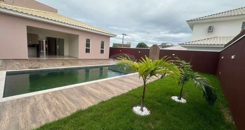 Casa no condomínio Blue Garden, com piscina e três quartos e três suítes.