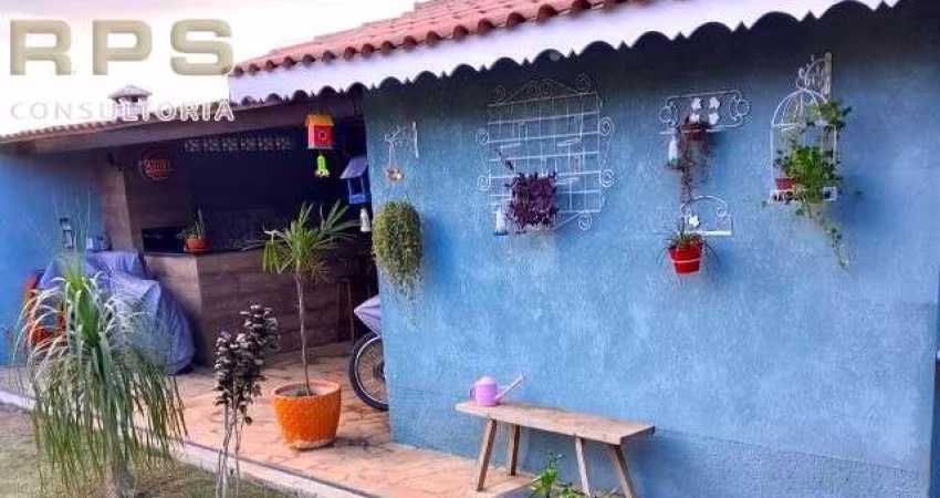 Casa térrea no Jardim dos Pinheiros em Atibaia, 2 quartos sendo 1 suíte, churrasqueira, vaga para vários carros, 459m² de terreno, 120m² construído