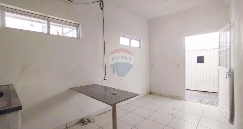 ALUGO - Edícula tipo studio térrea com 01 quarto, sala, bwc e cozinha, área serviço.
