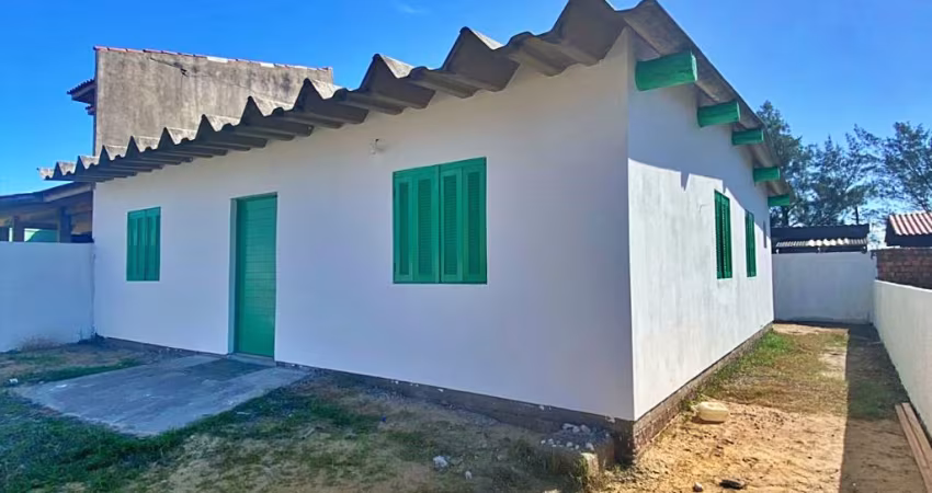 Seu novo lar está a apenas um passo de distância! Casa a poucos  metros do mar no bairro Salinas em Cidreira!