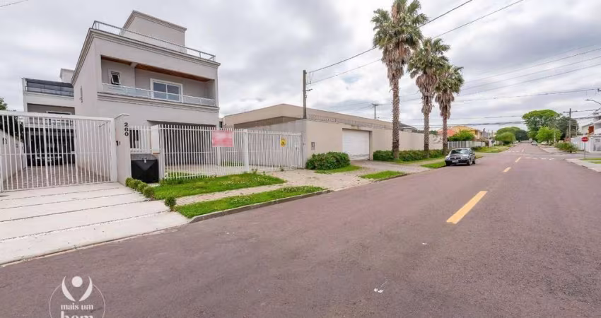 Sobrado com quintal, Estuda Permuta, 3 quartos, suíte, terraço com churrasqueira e 3 vagas à venda no Portão.