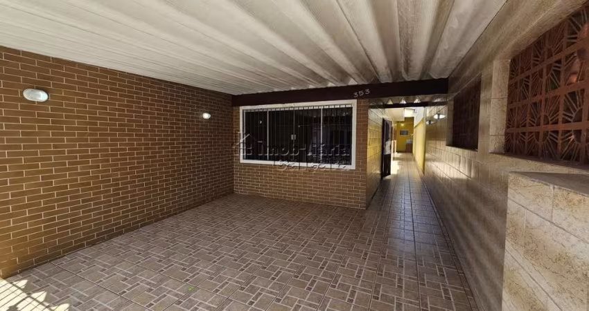 Casa no centro do Caiçara com 02 dormitórios, á 300 metros da praia!!!