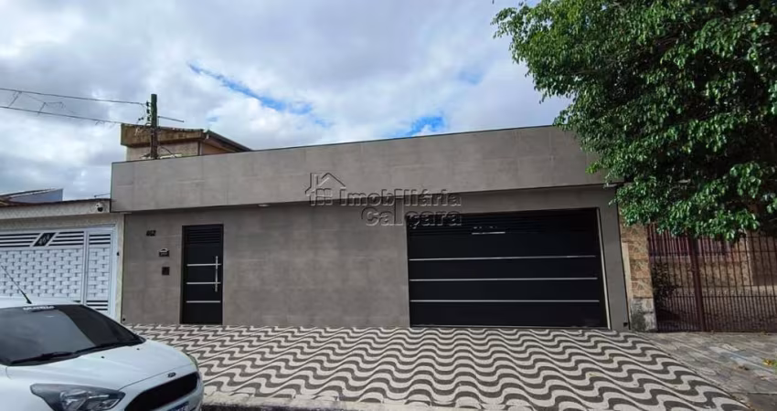 Casa isolada, com PISCINA á 400 metros da praia, com 02 dormitórios!