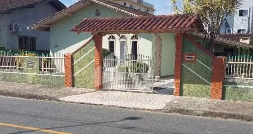 Casa com 04 Quartos a venda no bairro Iririú !!