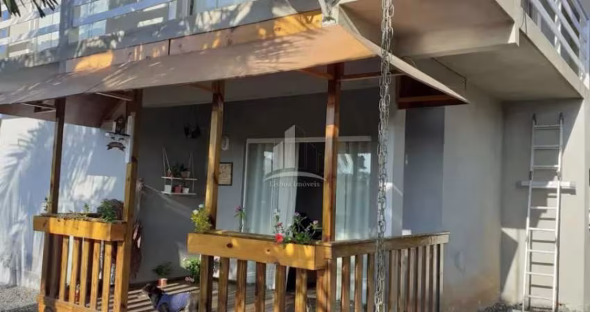 Sobrado com suíte no João Costa!