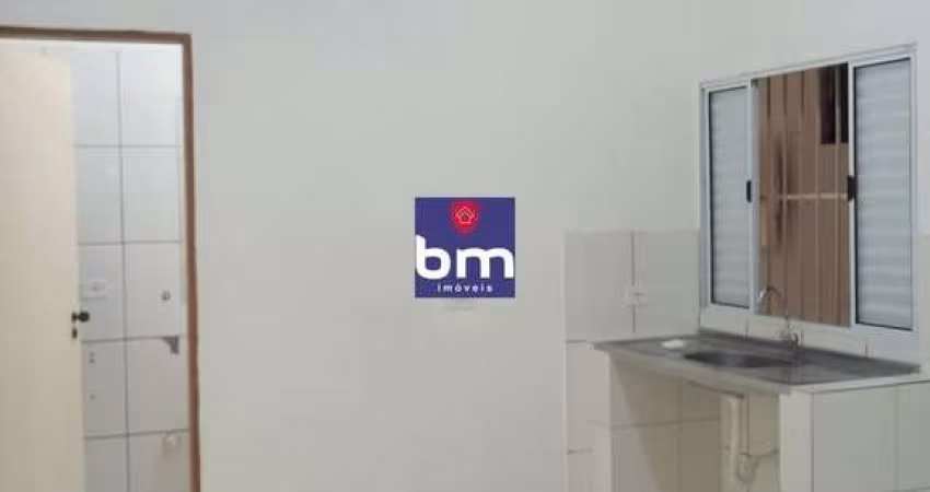 Casa para alugar em São Paulo, Capão Redondo, com 2 quartos, com 55 m², Condomínio Monteiro