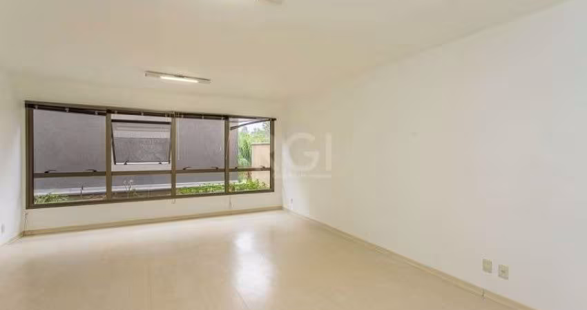 Excelente sala comercial com cerca de 31m², lavabo, ar condicionado, piso laminado e forro de gesso com luminárias, localizada no Office do Shopping Paseo. O edifício dispõe de elevador privativo com 