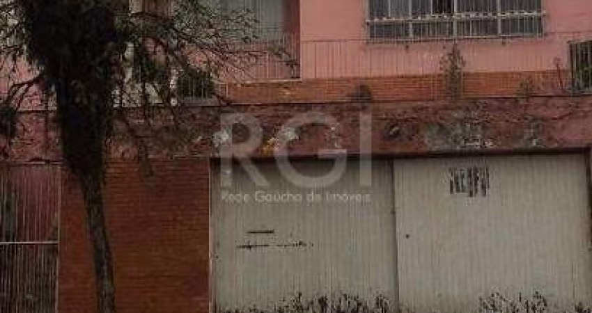 Ótima casa com localização perfeita no bairro Partenon com 3 dormitórios, sendo 1 suíte, living dois ambientes, 2 cozinhas com sendo uma com espaço gourmet, lavanderia, 3 banheiros sendo um lavabo e d