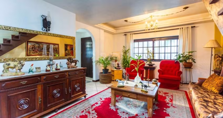 Sobrado no Bairro Cristal - Oportunidade Única!&lt;BR&gt;&lt;BR&gt;Vende-se sobrado de luxo, localizado no bairro Cristal, com 03 dormitórios, suíte e opção de 4.º dormitório no piso térreo. Este sobr