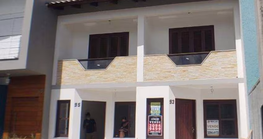 Casa de 3 pavimentos no Lagos de Nova Ipanema. 87,5m² privativos, living para 2 ambientes com lareira e lavabo, cozinha integrada, pátio com churrasqueira. Segundo pavimento com 2 suítes sendo a maste