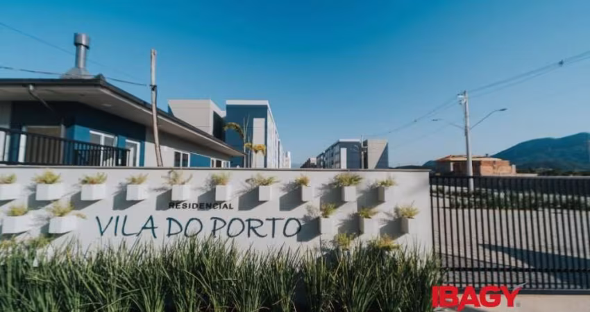 Apartamento com 2 quartos para alugar na Portugal, 45, Sertão do Maruim, São José