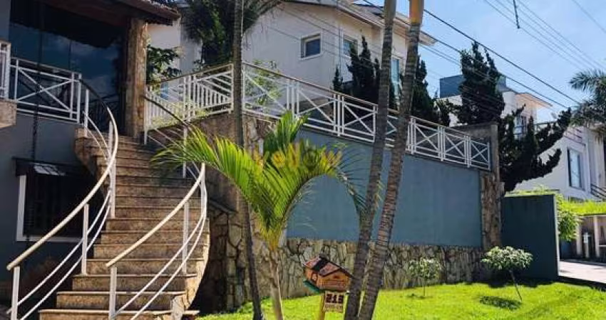 Casa de Luxo em Aruã - 3 Suítes e Área de 247m²