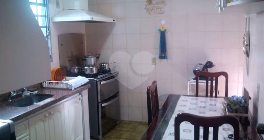 Sobrado com salão comercial na Sallum.