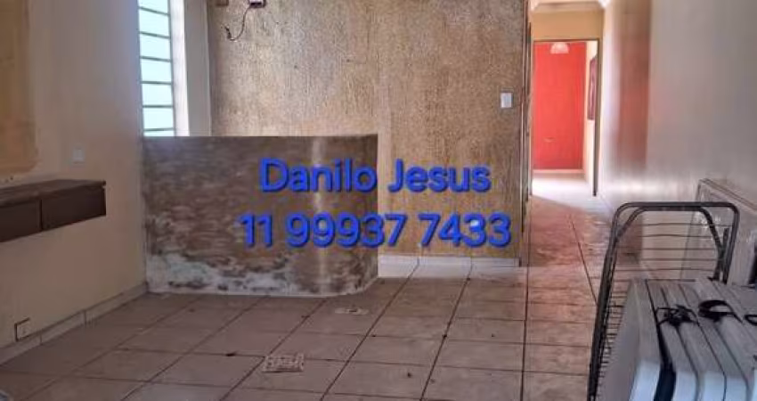 Casa comercial com 2 dormitórios, 2 banheiros e 1 vaga de estacionamento. FL51