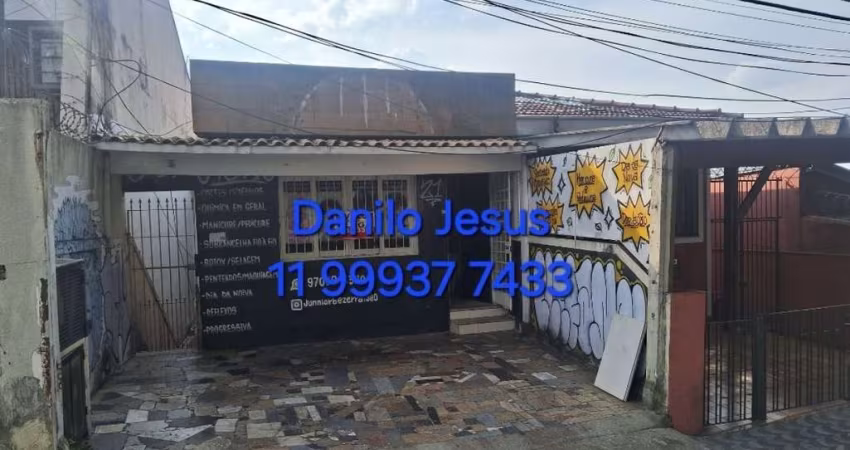Casa comercial com 2 dormitórios, 2 banheiros e 1 vaga. FL51