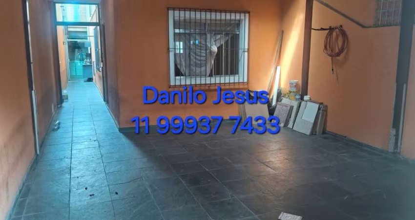 Casa com 3 dormitórios sendo uma suíte, 2 vagas e churrasqueira. FL51