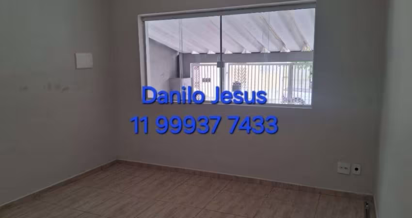 Casa com 2 dormitórios, 2 vagasde garagem e edicula. FL51