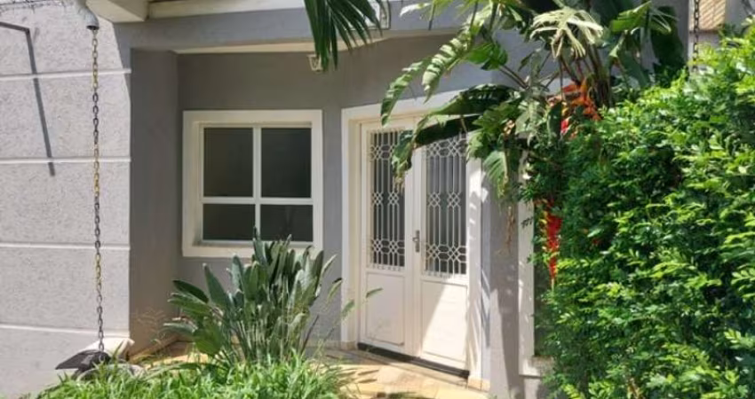 CASA EM COND FECHADO EM ARUÃ, 04 DORMITÓRIOS, 02 SUÍTES, PISCINA, CHURRASQUEIRA, 06 VAGAS !!