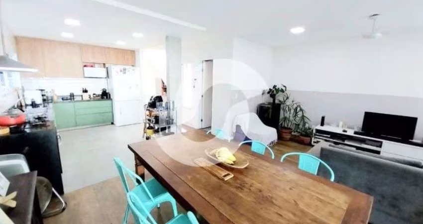 Casa à venda 3 quartos, 2 vagas, frente rua, quintal, em Itaipu - Niterói - RJ