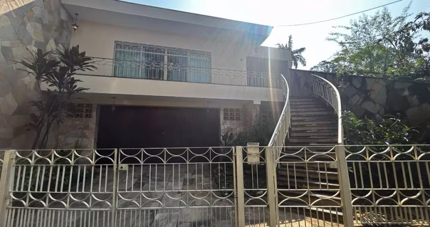 Casa tipo para venda com 4 quartos, sendo 1 suíte, 240m²