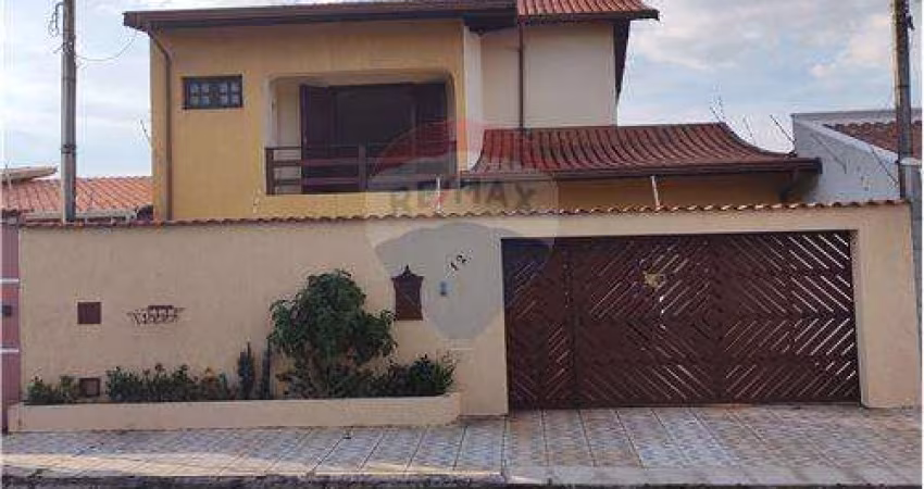 Casa tipo para venda com 4 quartos, sendo 3 suítes, 270m²