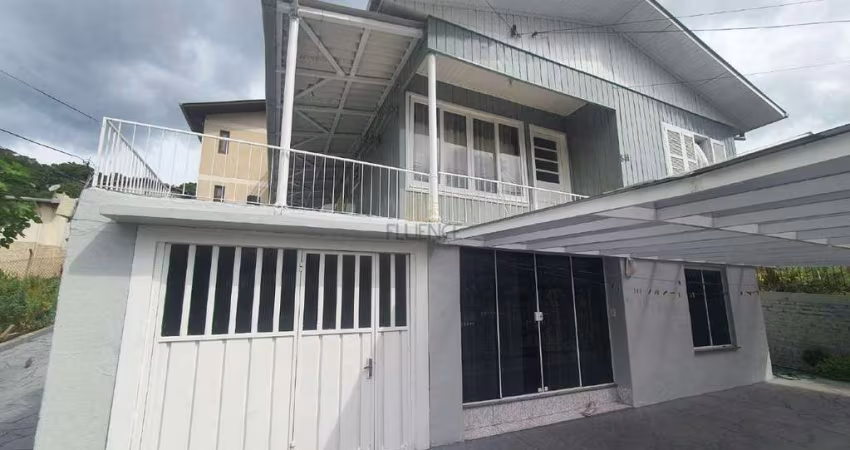 Lindas casas/Duas casas no terreno- excelente localização.
