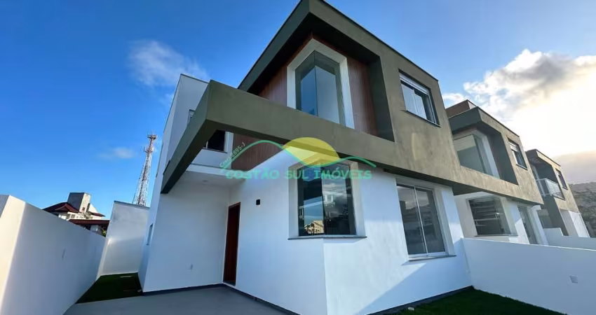 Casa de dois pavimentos, financiável, com 3 quartos, um deles suíte, a 450 metros da Praia dos Açor