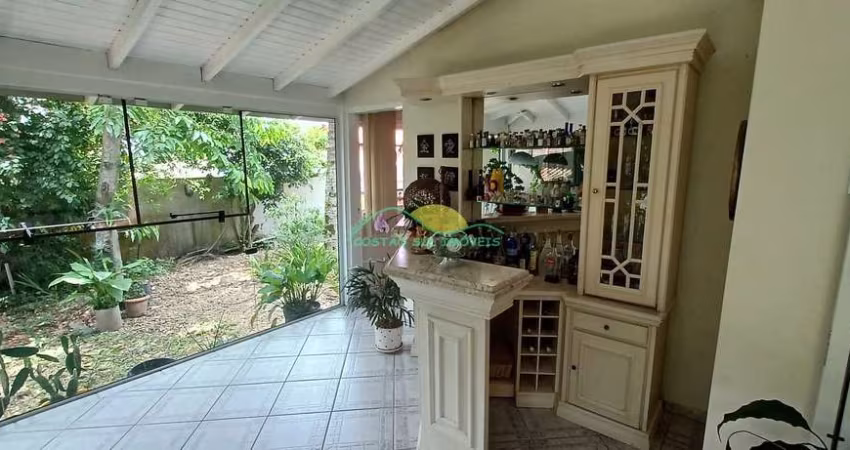 Casa à venda com 3 suítes em rua sem saída no Morro das Pedras, Florianópolis/SC