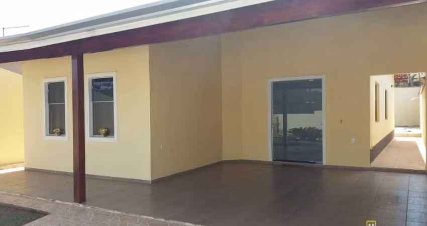 Casa com 3 dormitórios à venda, 157 m² por R$ 900.000,00 - Centro - Serra Negra/SP