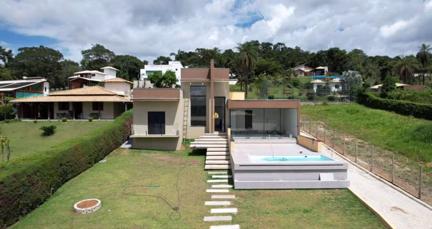 Casa à Venda Condomínio Solar das Palmeiras: Suíte com Closet, Piscina Infinita e Área Gourmet!