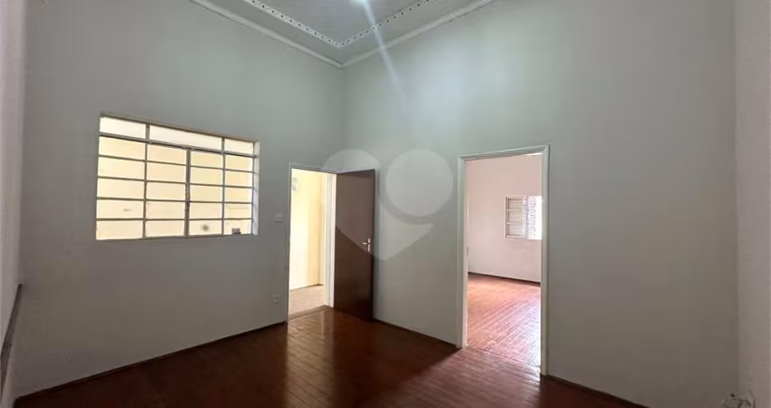 Casa com 3 quartos para locação em Centro - SP