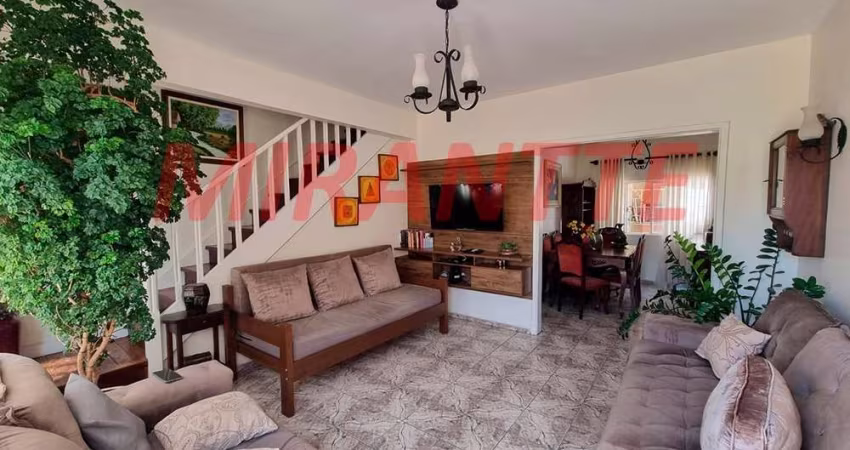 Cond. fechado de 127m² com 3 quartos em Água Fria