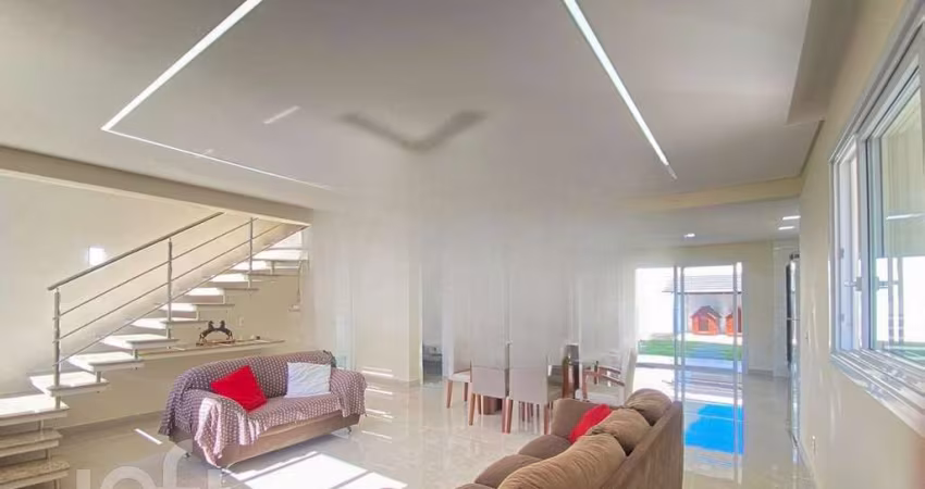 Casa à venda em Ingleses com 240 m², 3 quartos, 2