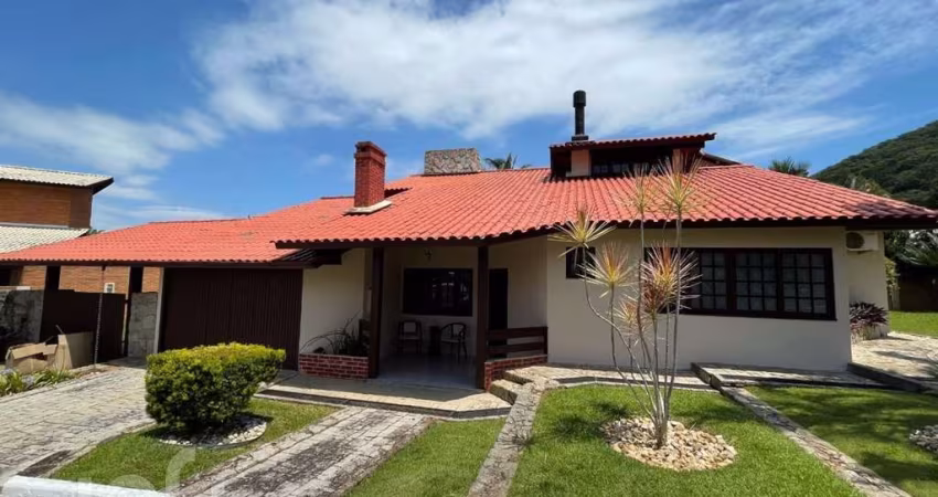 Casa à venda em Sambaqui com 250 m², 3 quartos, 1