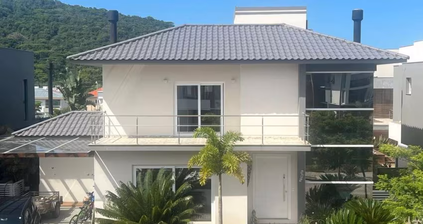 Casa de 4 suítes para locação no Rio Tavares