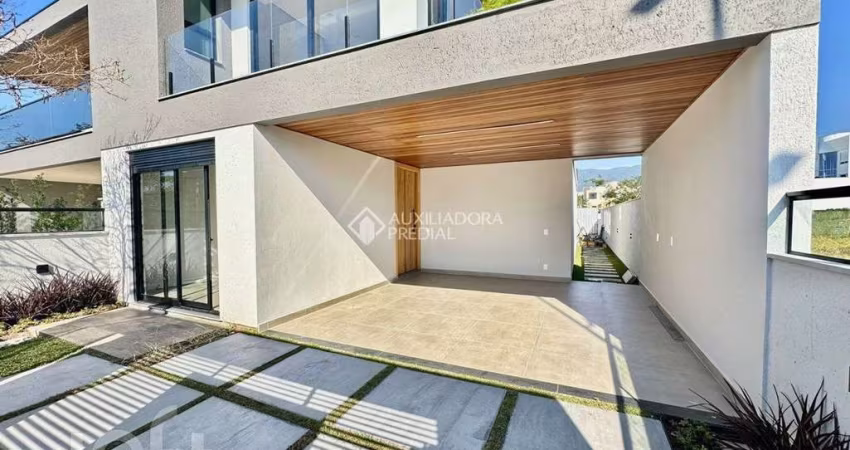 Casa à venda em Lagoa da Conceição com 250 m², 3 q