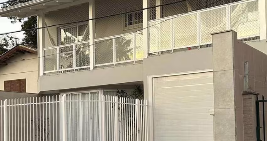 Casa de 3 dormitórios à venda na Agronômica